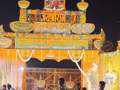 राम मंदिर में खास तरह के जले दीये, माँ सरयू  तट पर जले 1001 दीये