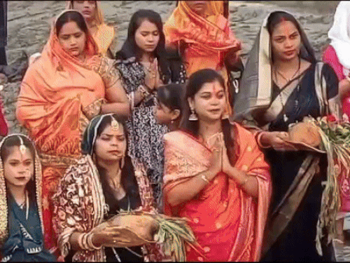 सरयू नदी के तट पर लाखों लोगों ने उगते सूर्य को अर्घ्य