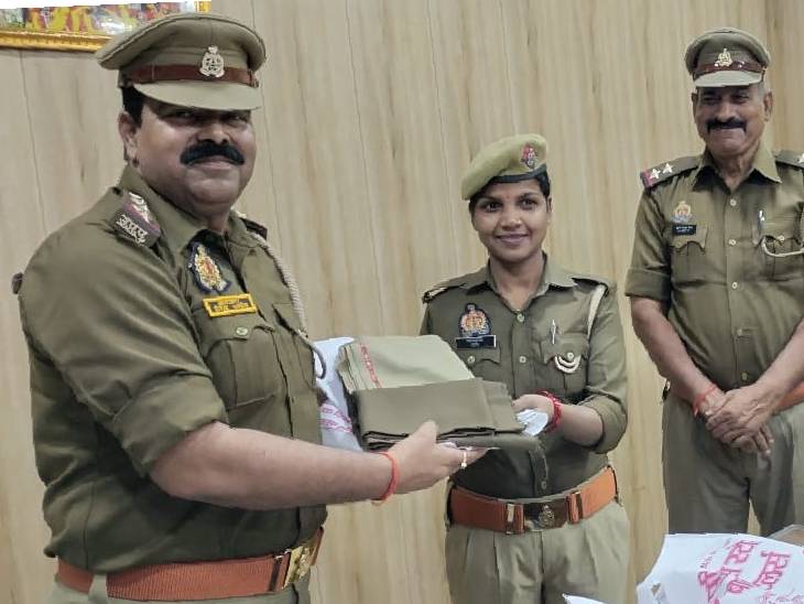 अयोध्या में महिला कांस्टेबल ज्योति और स्वाती हुई सम्मानित