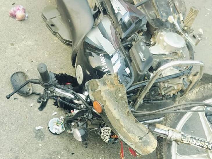 बस की टक्कर से बाइक के उड़े परखच्चे